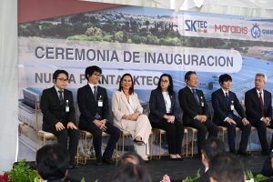 La alcaldesa de Irapuato, Lorena Alfaro; Cristina Villaseñor de la Secretaría de Economía de Guanajuato y directivos de Sk Tec Mexicana
