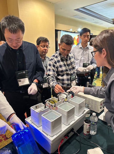 Marisol Jiménez, Managing Director de Legor Group Spa en México, presenta las innovaciones más recientes de la empresa durante un evento clave de la industria joyera.